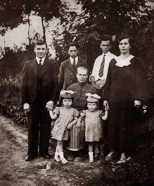 Julianna Strąk z rodziną - po prawej jej stronie 3-letnia wnuczka Janina Czuba. Rok 1938.